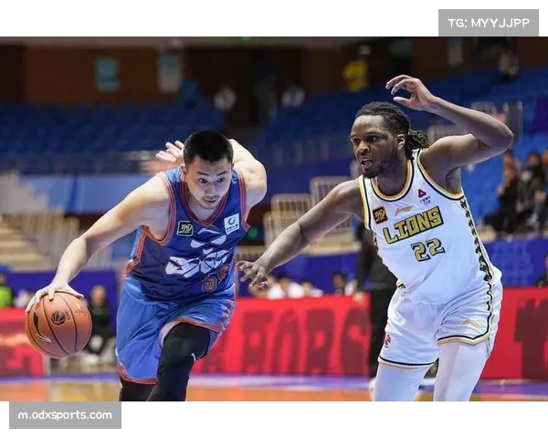 四川金强尝试内外结合 高登分球与苏若禹低位进攻形成简单配合